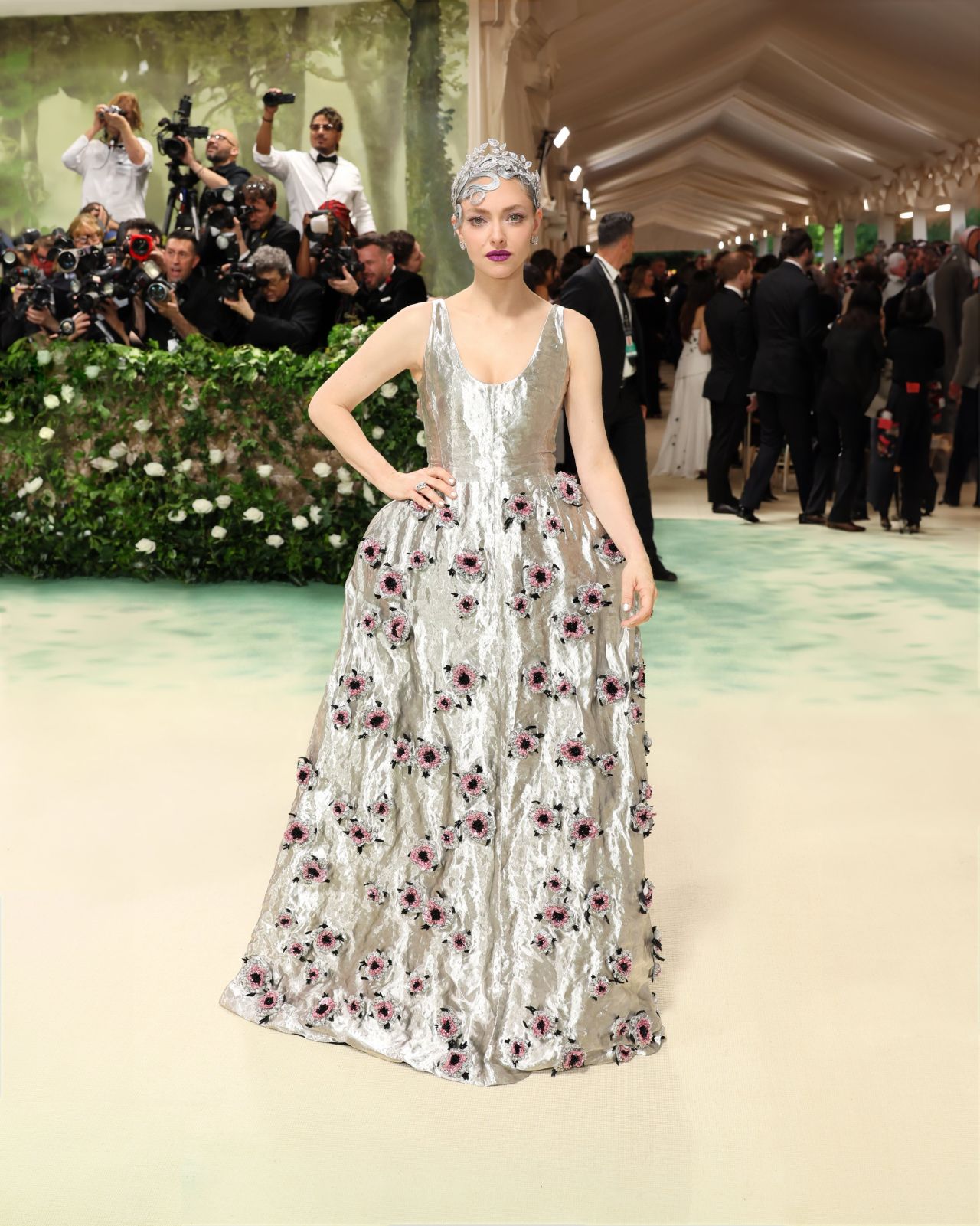 AMANDA SEYFRIED MET GALA 2024 RED CARPET APPEARANCE AND HAIR TRANSFORMATION NEW YORK12